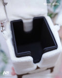 Black card holder in a white box with 'Avatar' branding.